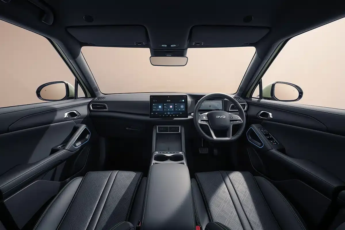 BYD ATTO 2 ห้องโดยสารด้านหน้าและค็อกพิท