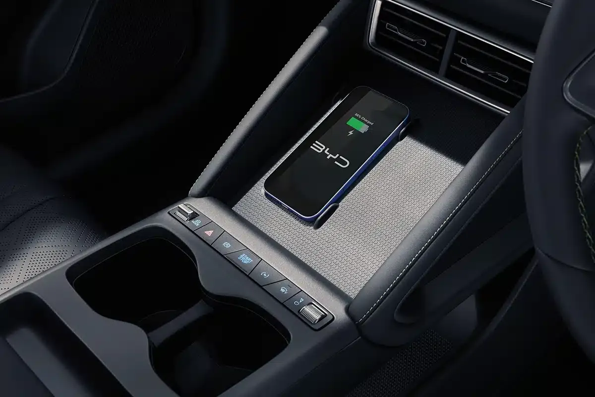 BYD ATTO 2 แท่นชาร์จไร้สายภายในห้องโดยสาร