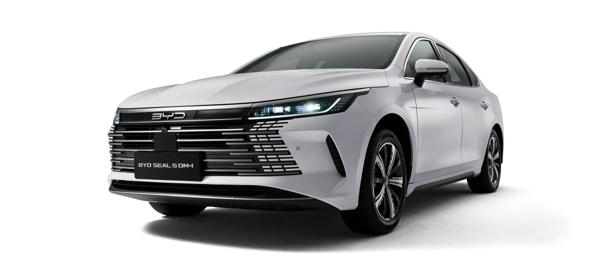 SEAL 5 DM-i in Arctic White